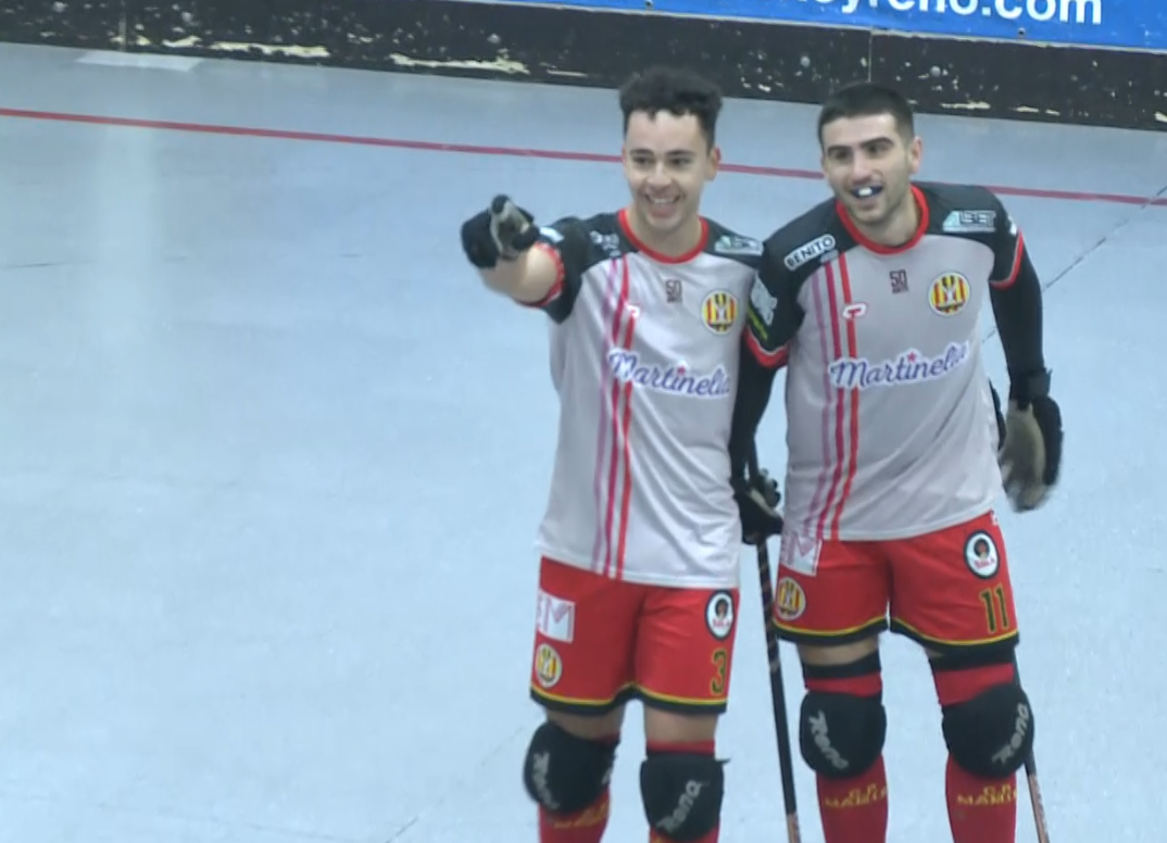 Marc Pujadas i Rubén Martín celebrant el sisè gol del Manlleu