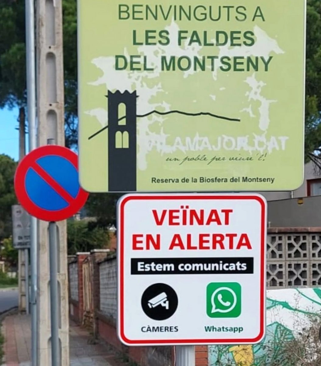 Els cartells de l'accés a Refugis del Montseny