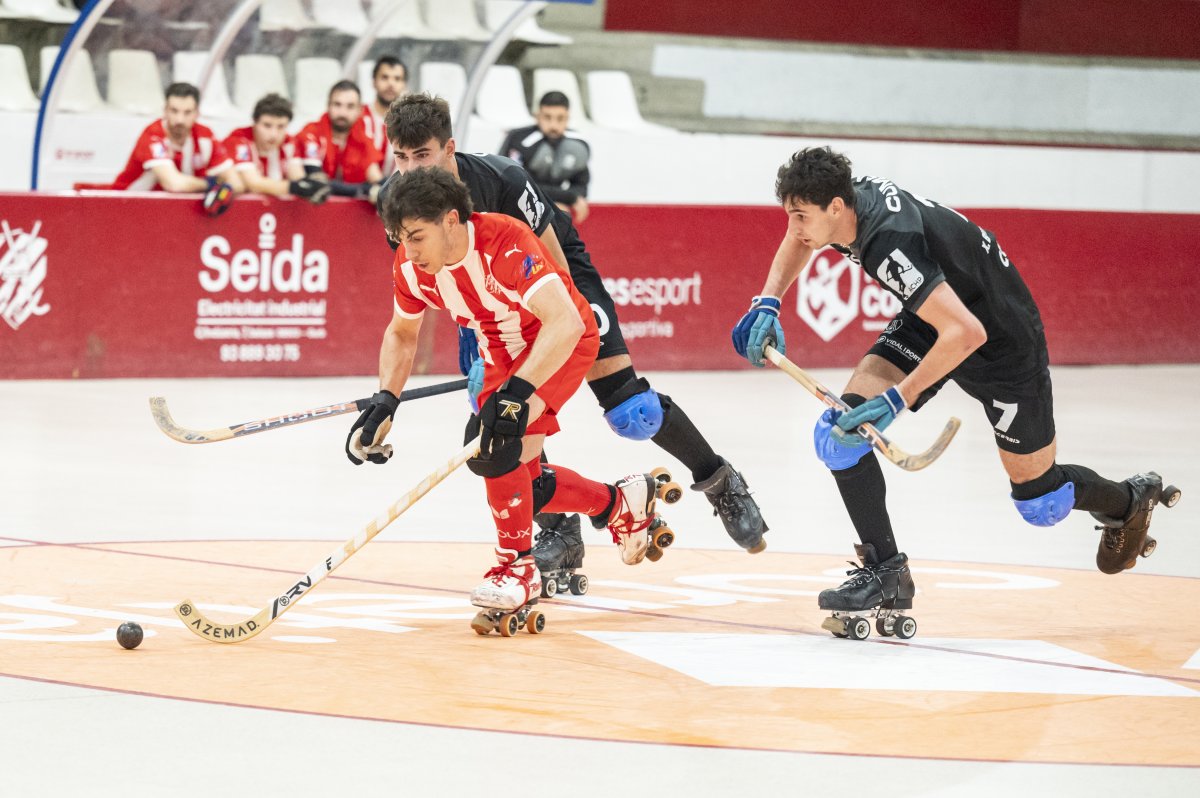 Gere Rovira conduint una bola en el partit durant el Sant Just