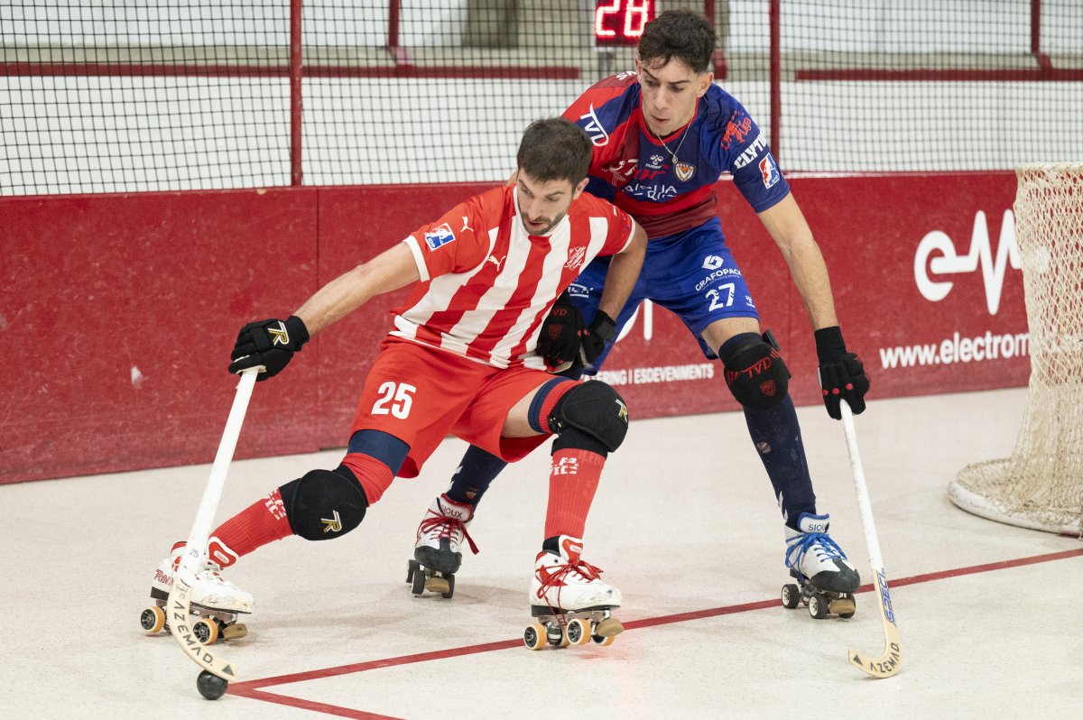 Roger Font protegeix la bola en el partit davant l'Igualada