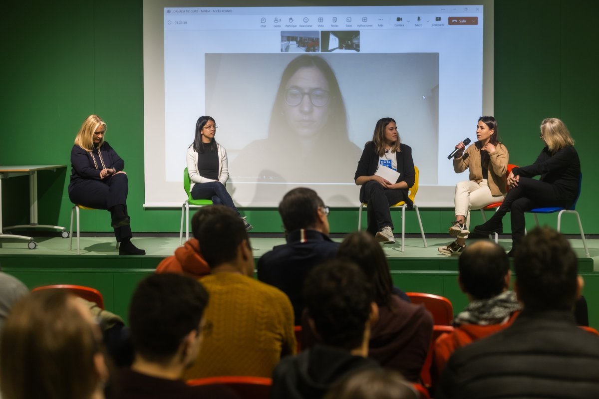 Marta Arderiu, Laia Kai, Mireia Vallès (a la pantalla), Laura Centellas, Lorena Casanova i Neus Bellavista