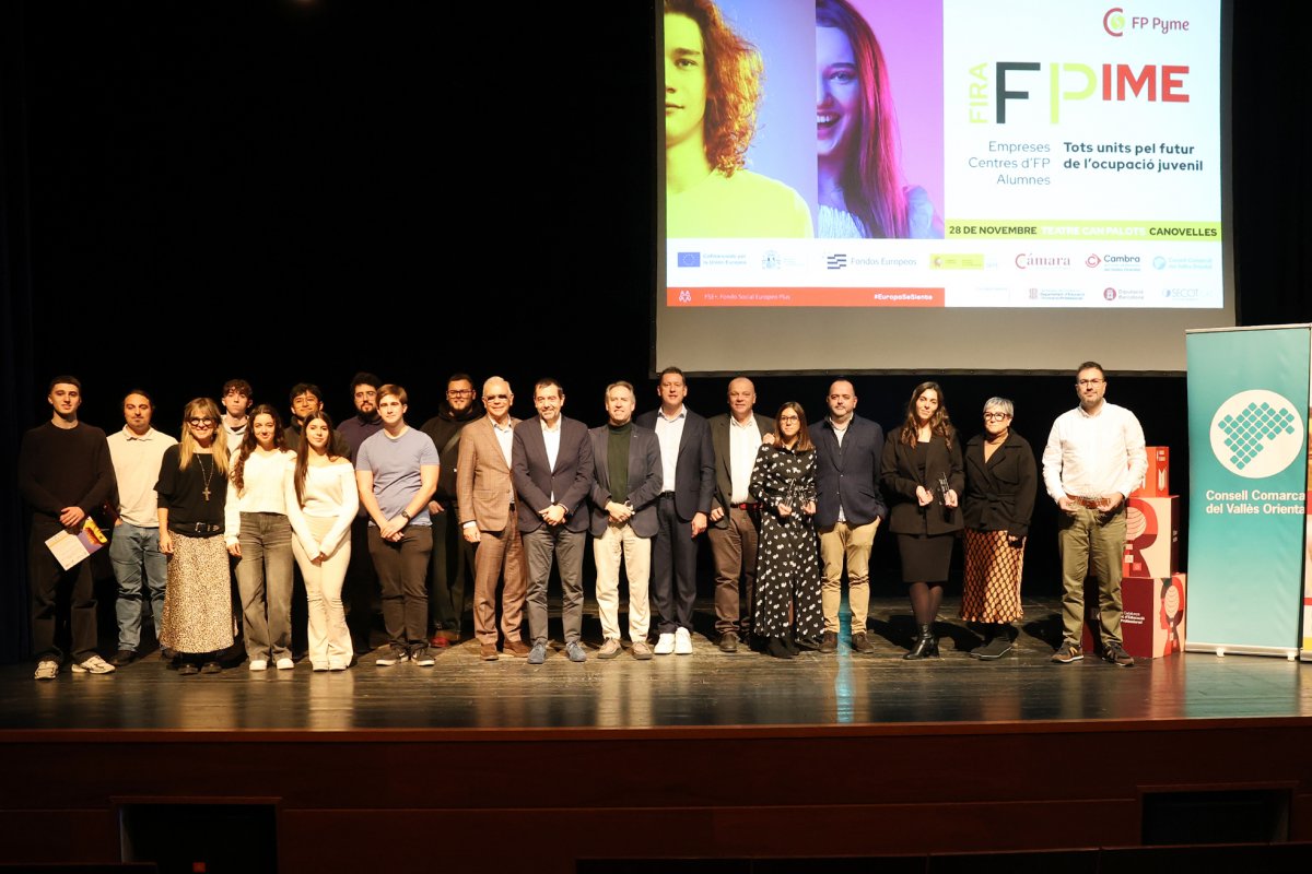 Els premiats i altres participants en la jornada Fira FPime, que es va fer a Canovelles aquest dijous