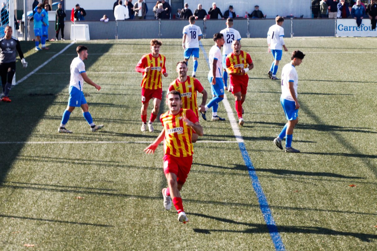 Celebració del segon gol del Tona,. avui amb doblet de Marc Roquet