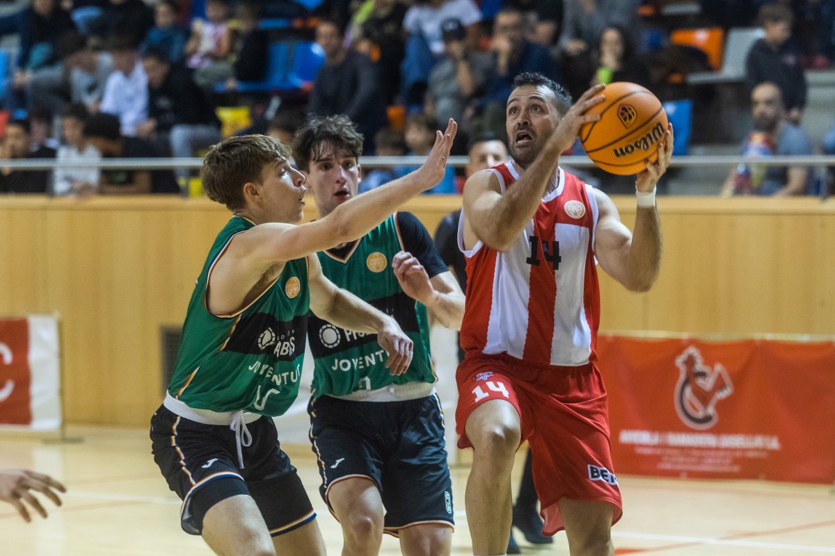 El vigatà Coderch intenta una assistència davant de dos jugadors de la Penya