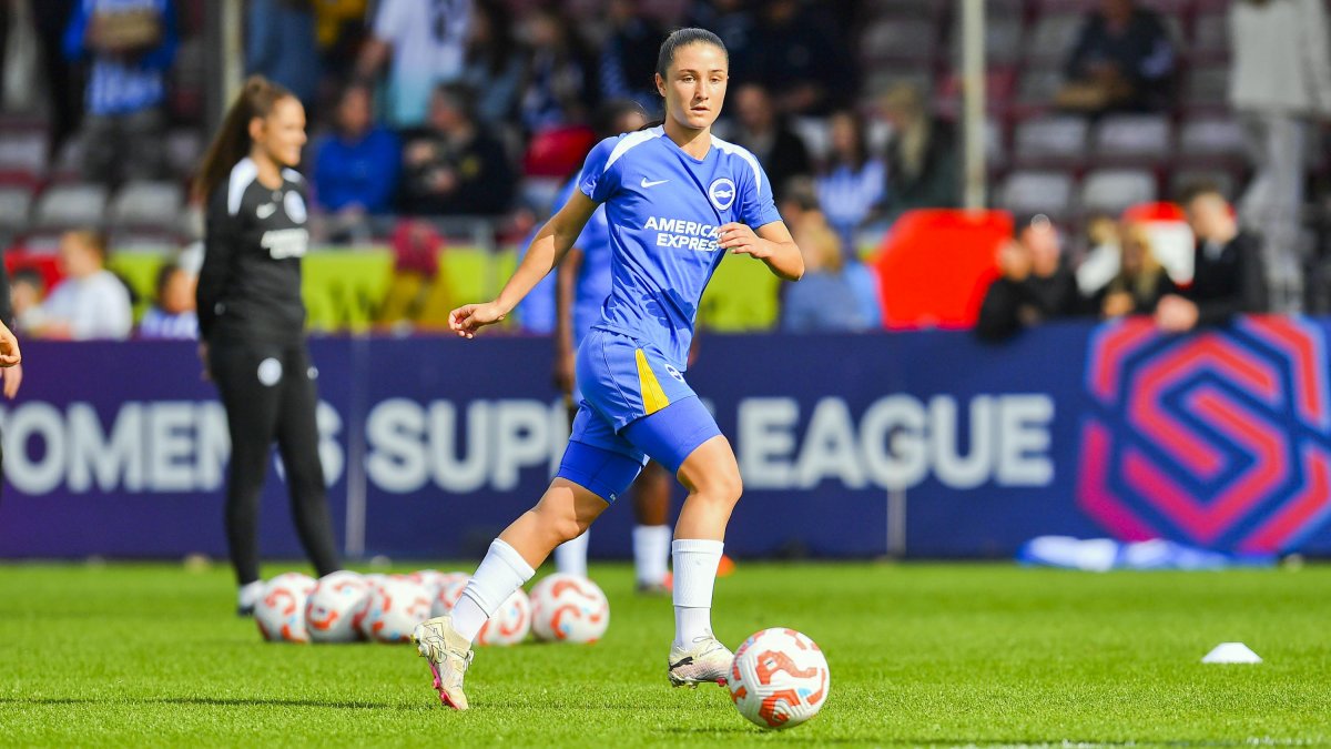 Bruna Vilamala en un dels entrenaments amb el Brighton, on està disposant de molts minuts per continuar creixent com a jugadora