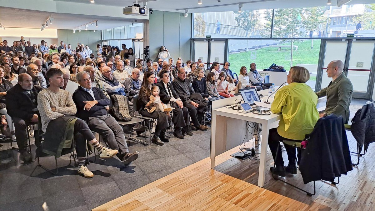 La presentació va deixar petita la sala de la biblioteca Pilarin Bayés