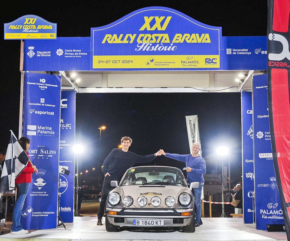 Kini Muntada i Jan Rosa amb el seu Porsche, celebrant el segon lloc al 21è Ral·li Costa Brava Històric