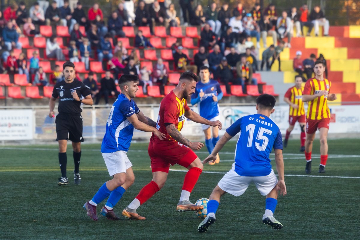 Raúl Campayo, envoltat dels jugadors Joan i Maicohol del Lloret