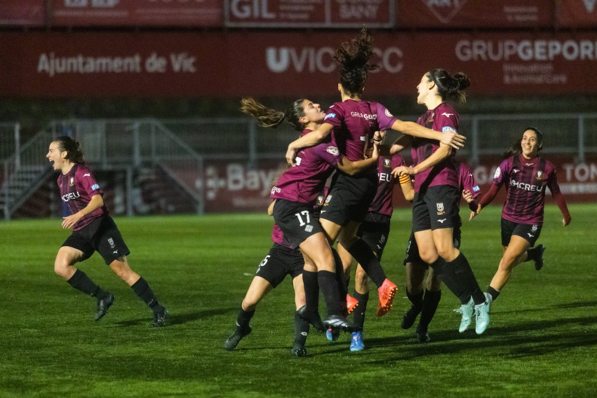 Les jugadores del Vic Riuprimer celebrant el pas a semifinals de la Copa Catalunya, el 13 de novembre passat