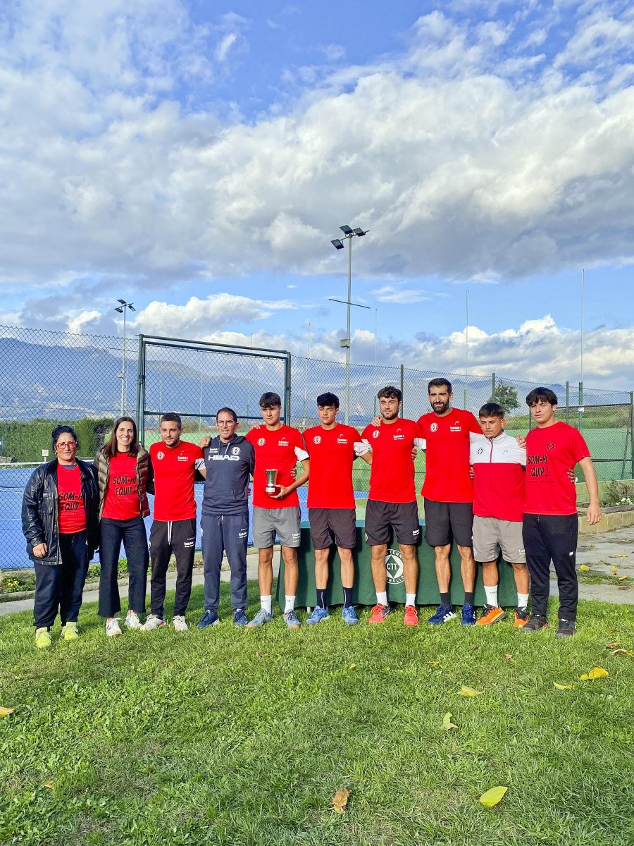 Alguns dels jugadors que han participat en el campionat amb responsables del club, celebrant el títol