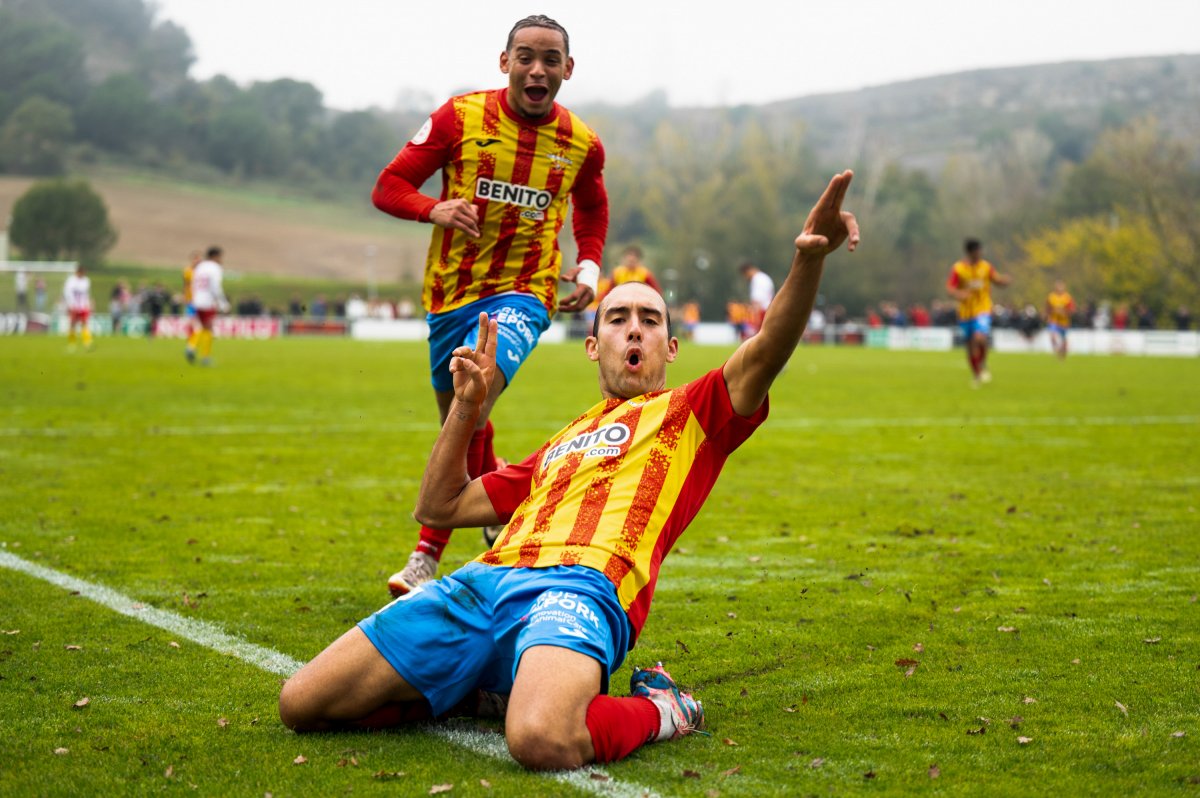 Flavio, eufòric, celebra el seu gol davant del Manresa