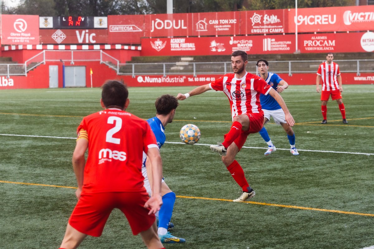 Roger Cunill fa un control al mig del camp a la primera part