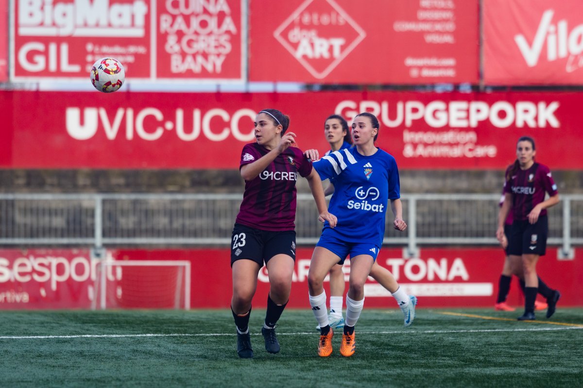 Judit Guàrdia s’anticipa a una rival en una acció al mig del camp