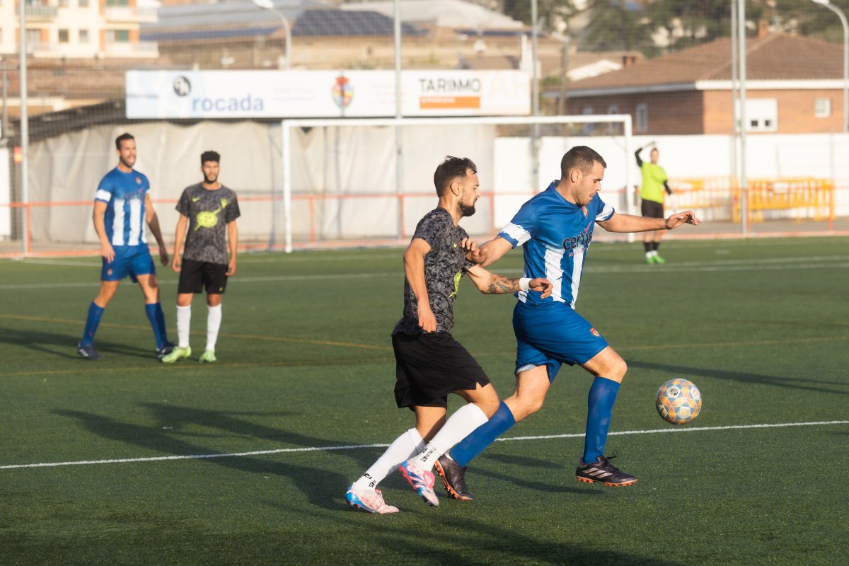 El migcampista taradellenc Fredi rep la pressió d'un rival