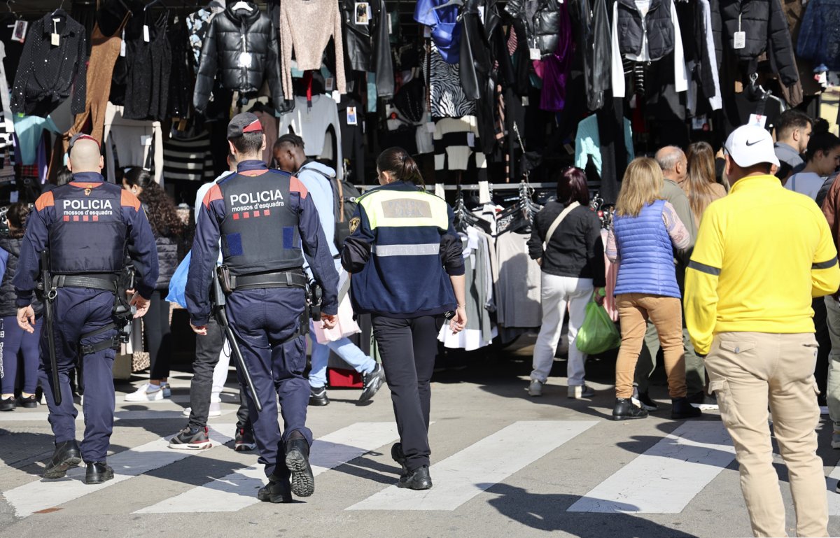 Mossos i policia local desplegats al mercat d'aquest diumenge