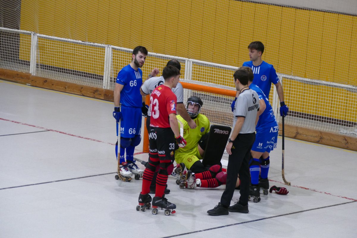 Els jugadors del Taradell i del Reus conversen amb els àrbitres en una acció del partit