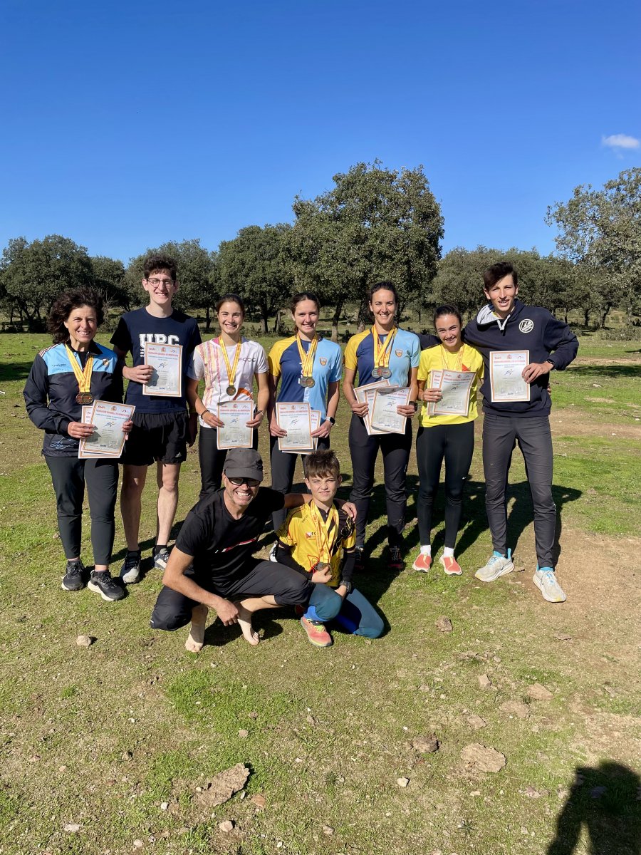 Els membres de la Unió Excursionista Vic amb les medalles i diplomes aconseguits