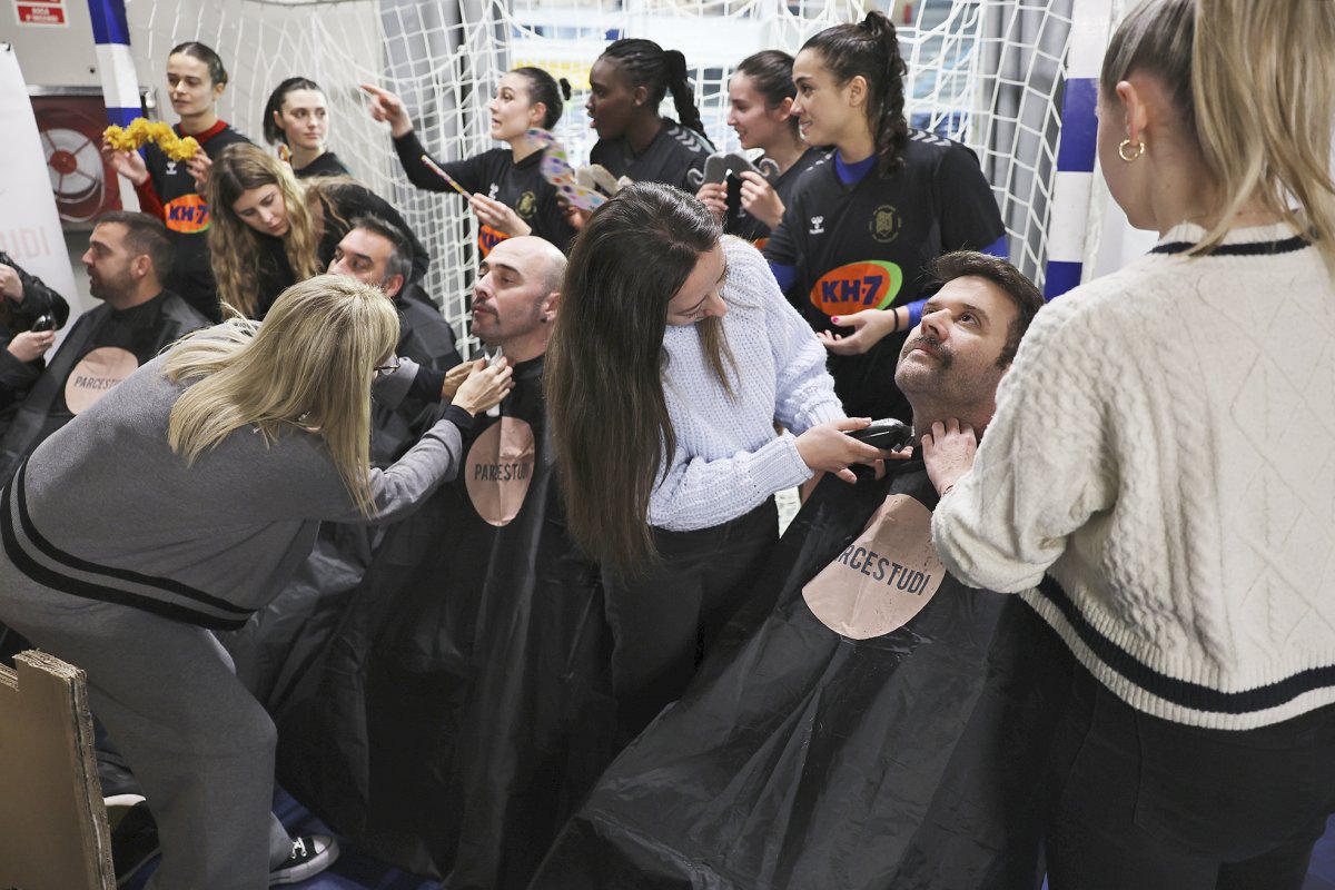 L’afeitada de barbes per deixar-se el bigoti dels jugadors del Fraikin