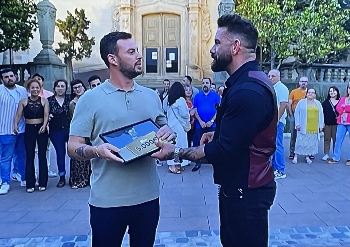 Marc Ribas lliura el premi a Alexis Hidalgo a la plaça de l’Església de la Garriga