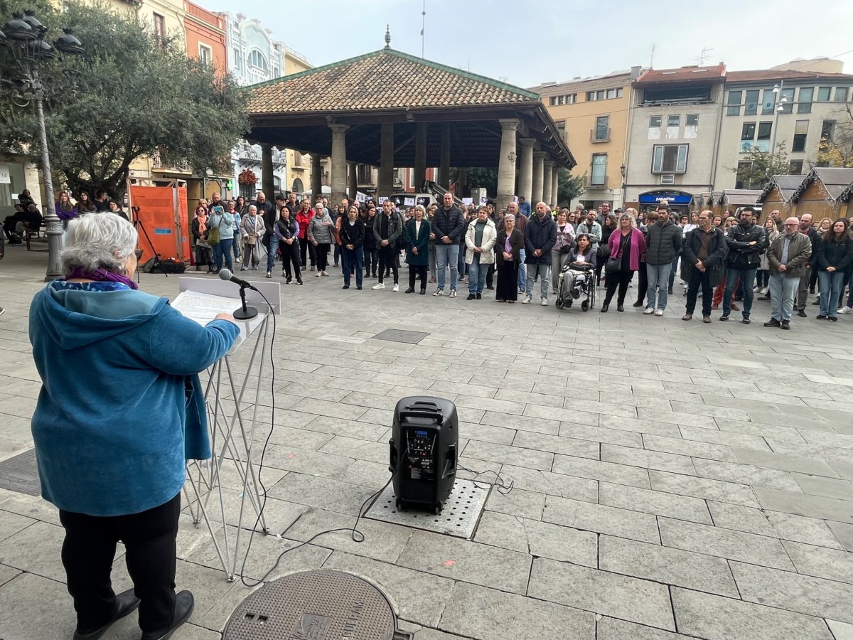 Maria del Mar González durant la lectura del manifest