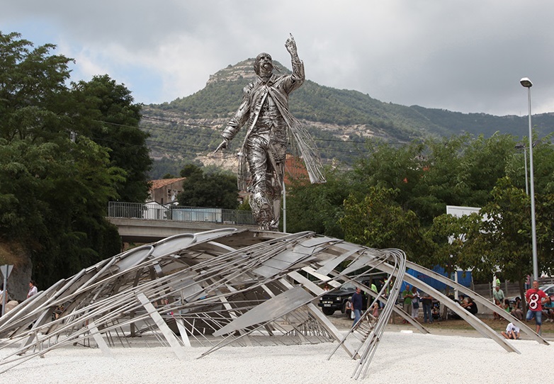 El monument a Ildefons Cerdà a l'entrada de Centelles, punt d'inici de la ruta