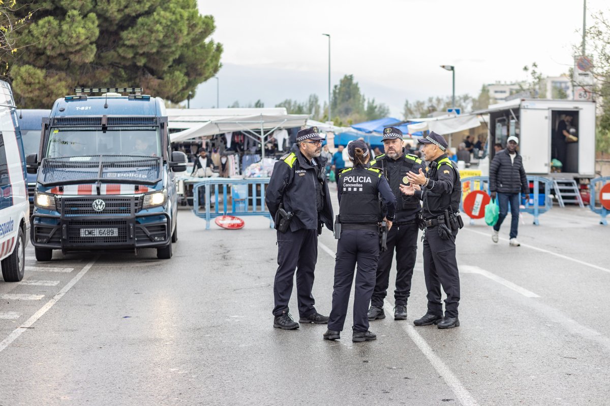 Efectius policials a la zona del parc de la Quitxalla, a l'extrem sud del mercat