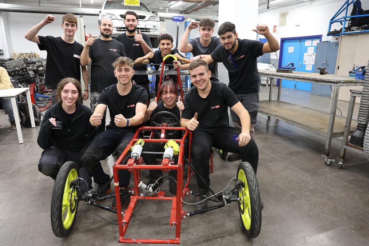 L’equip d’alumnes d’EMT de Granollers que participen en el projecte amb el prototip del curs passat