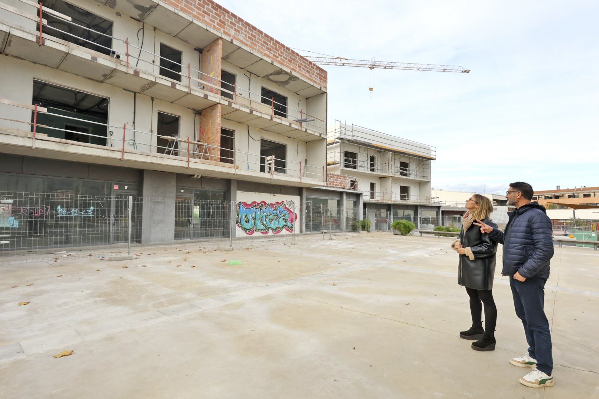 Roser Colomé i el regidor d’Habitatge, Toni Rosa, als pisos que s’estan construint a la plaça dels Països Catalans