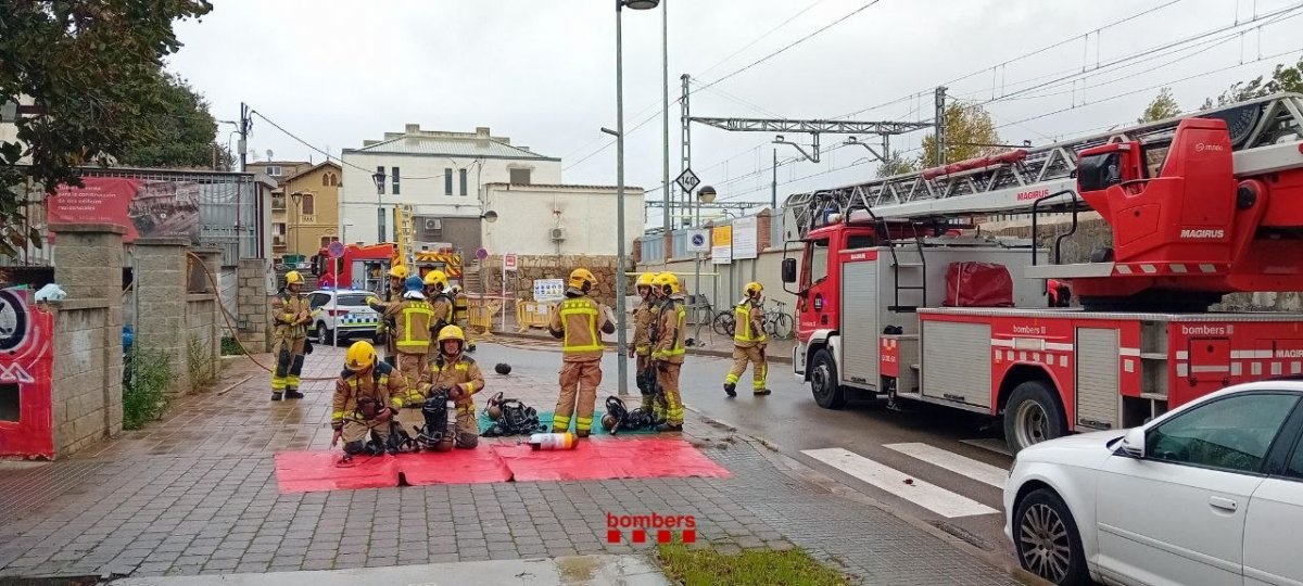 Els bombers treballant aquest dimecres a Llinars