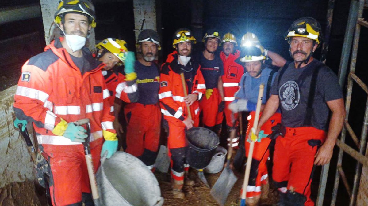 El grup de bombers dijous a la zona afectada per la DANA