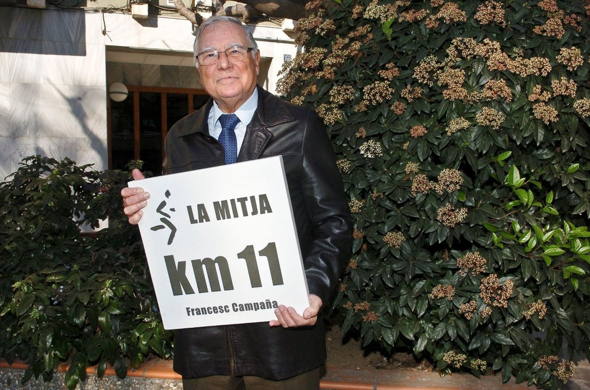 Campaña amb la placa del quilòmetre 11 de la Mitja, que li van dedicar l'any 2016