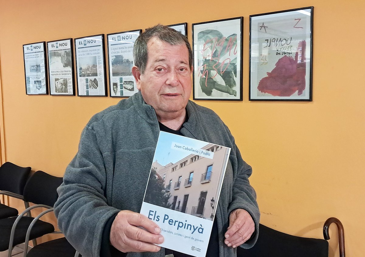 L’escriptor Joan Caballeria amb un exemplar del llibre