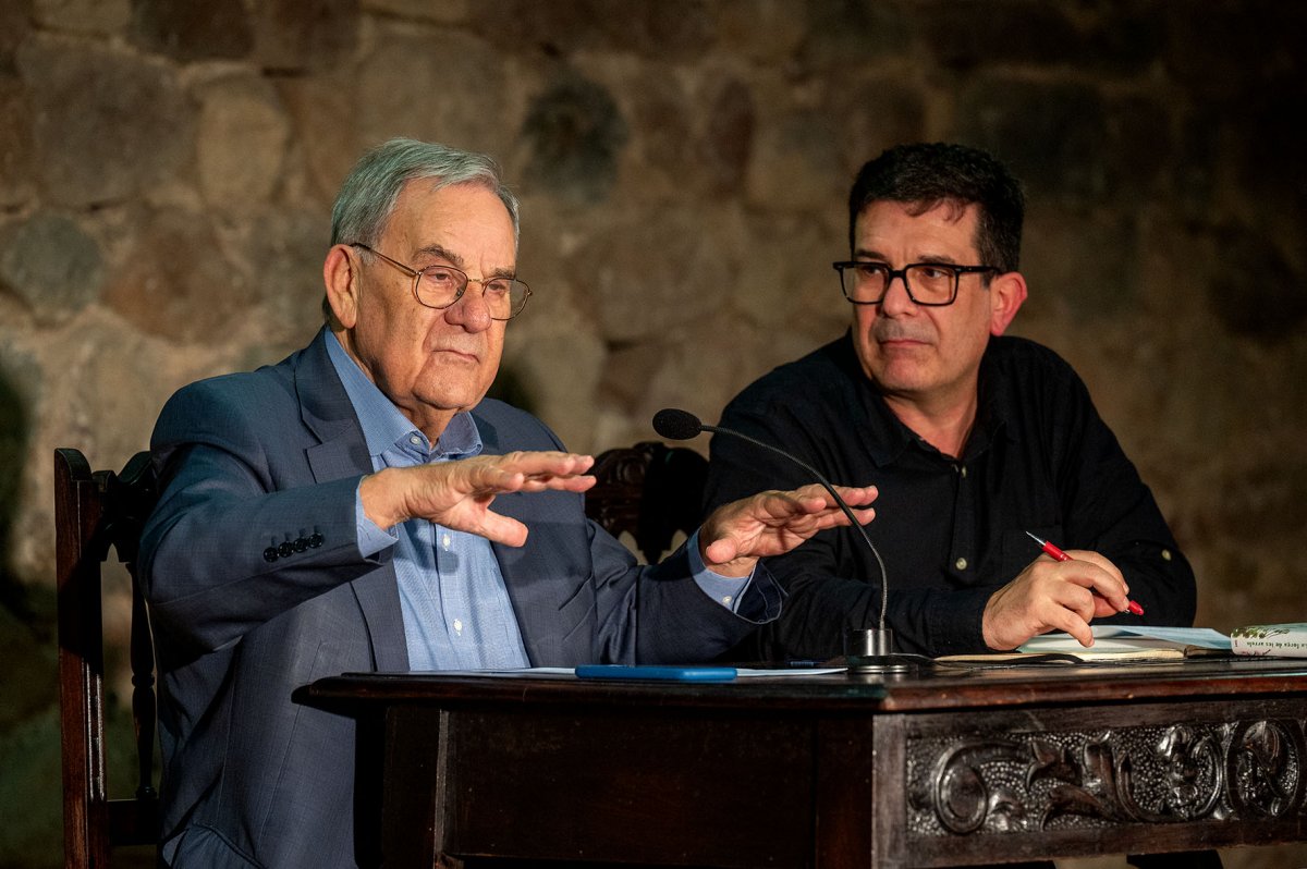 Lluís Foix, a l’esquerra, i Jesús Medina, a la dreta, durant l’acte de presentació del llibre a la Parròquia Sant Esteve