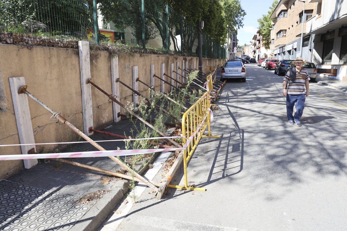 El mur de l’edifici Puigdollers –en una imatge de fa uns mesos– es va haver d’apuntalar i eliminar espais d’aparcament