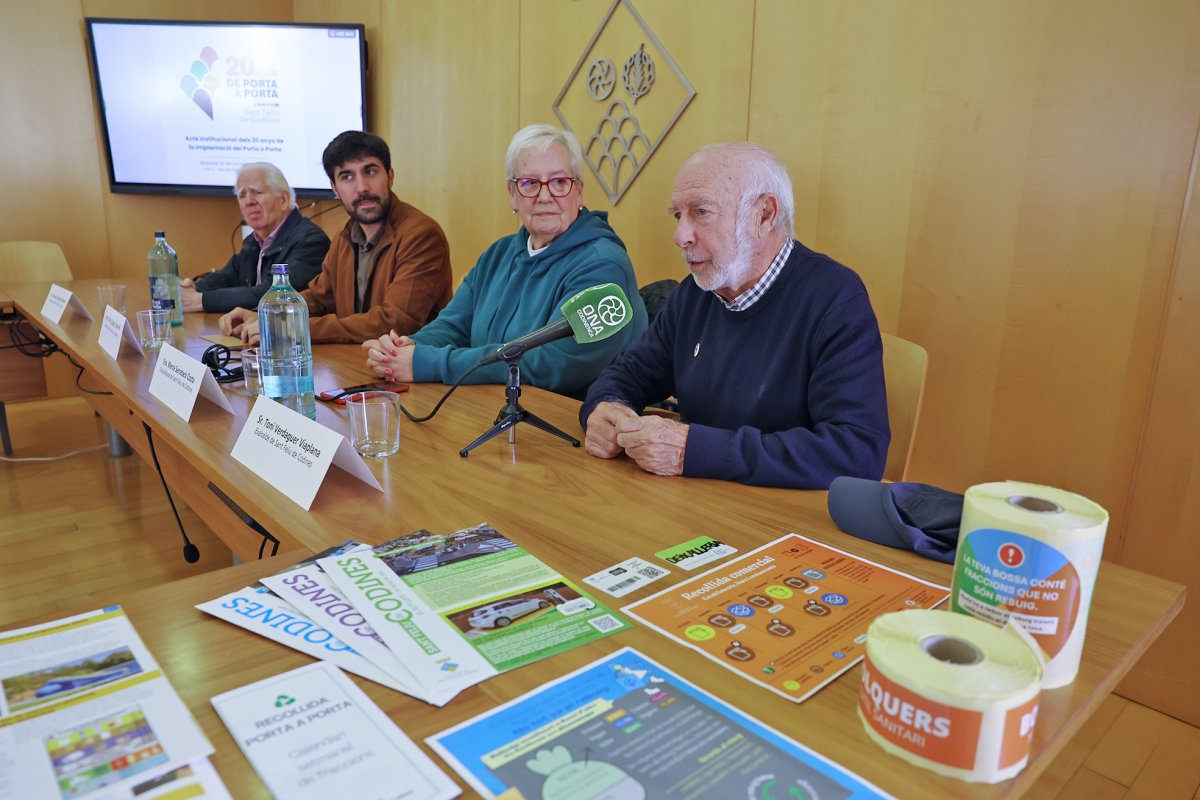 L’acte de dissabte a la sala de plens va aplegar tres exalcaldes i l’alcalde actual de Sant Feliu