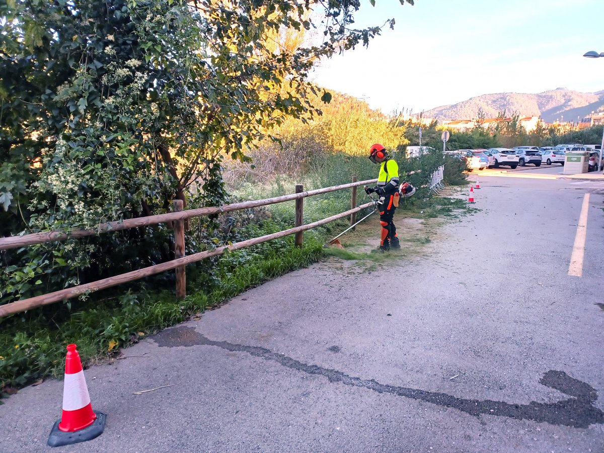 El nou servei treballant al passeig Congost, darrera de Can Luna