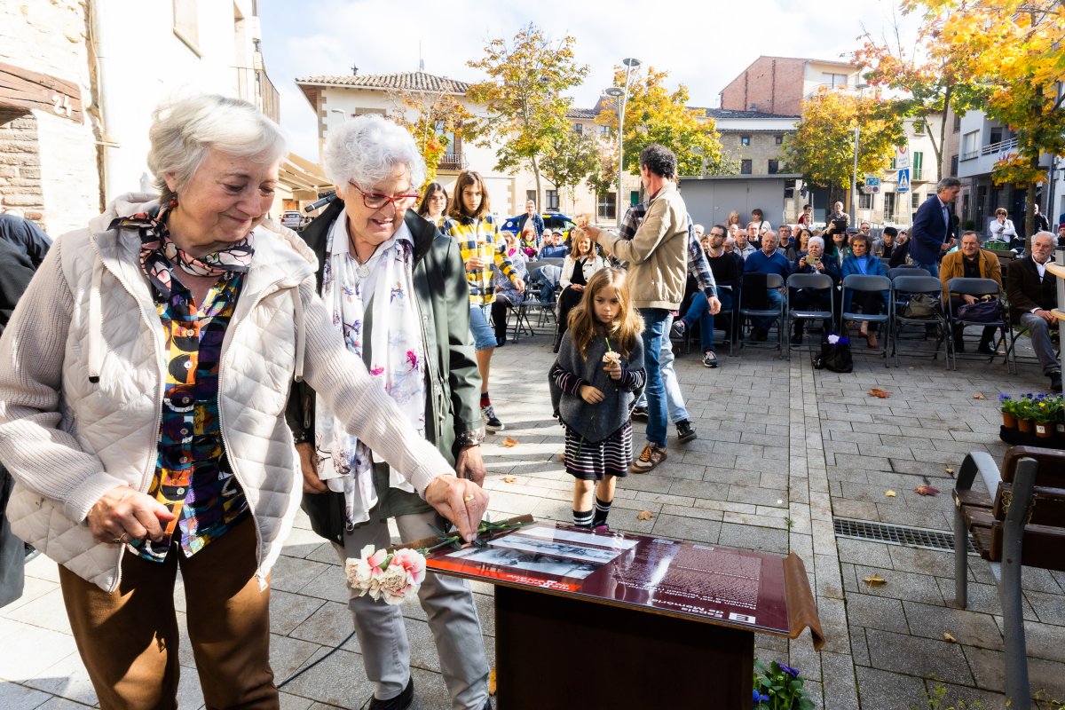 Les netes de Ramon Blasi, Elisenda i Marta Soler, fent l'ofrena a la placa descoberta dissabte