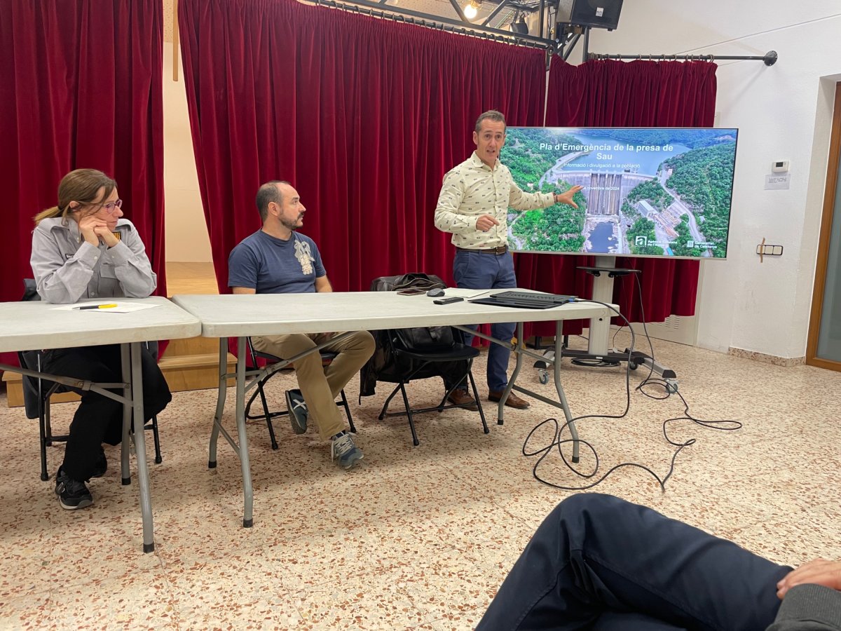 Agnès Centellas, a l'esquerra, i Carlos Barbero, dret, divendres a la sala polivalent de Vilanova de Sau