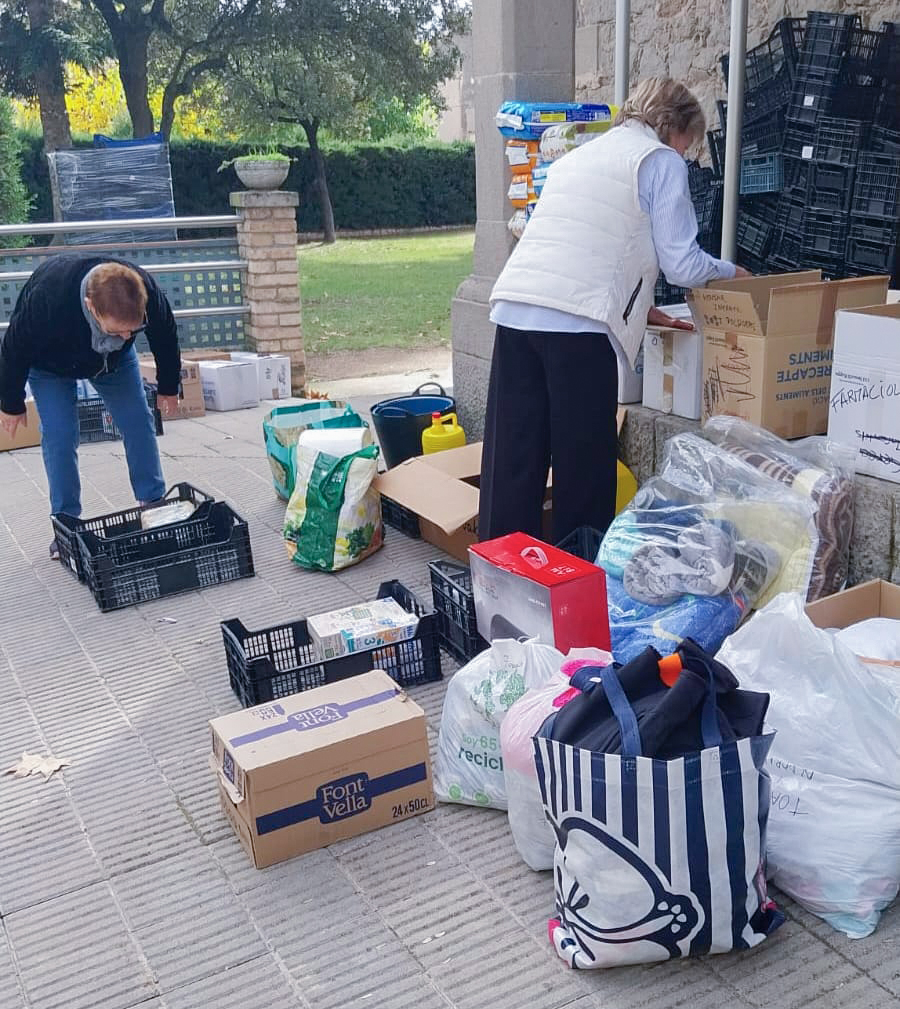 Voluntàries recollint material a Prats