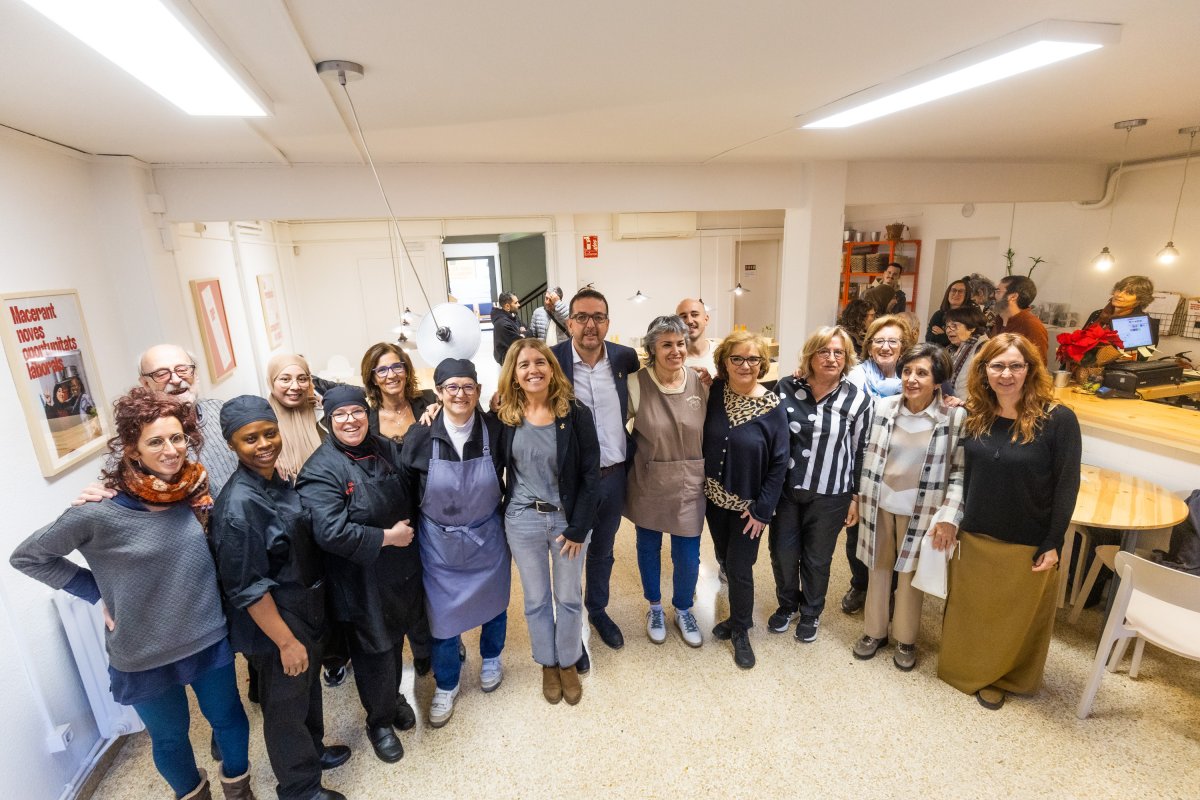 Representants del Casal Claret i l'Ajuntament de Vic, en la presentació de la nova gestió del casal cívic i comunitari de la rambla Hospital