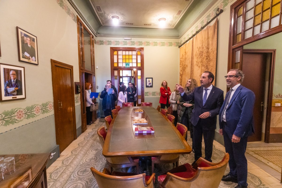 Un moment de la visita de Ramon Espadaler a la seu del Col·legi d’Advocats de Vic, aquest dimecres