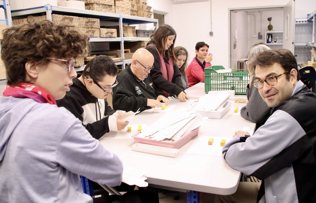 L'educadora adapta les tasques a les capacitats dels usuaris de Sant Tomàs