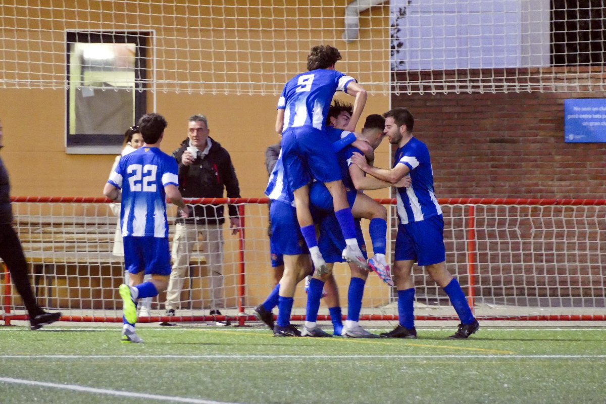 TEls jugadors del Taradell celebren el gol d'Oriol Vila