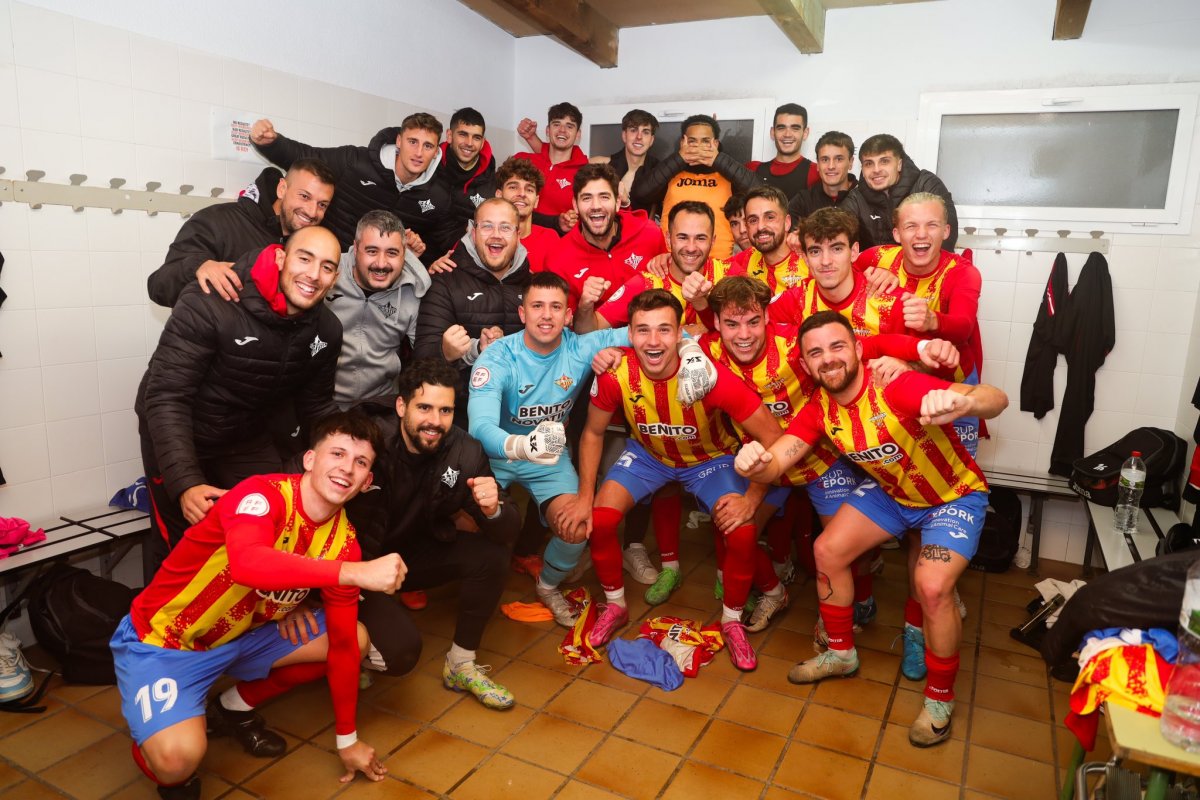 Els jugadors del Tona celebrant la victòria i la classificació