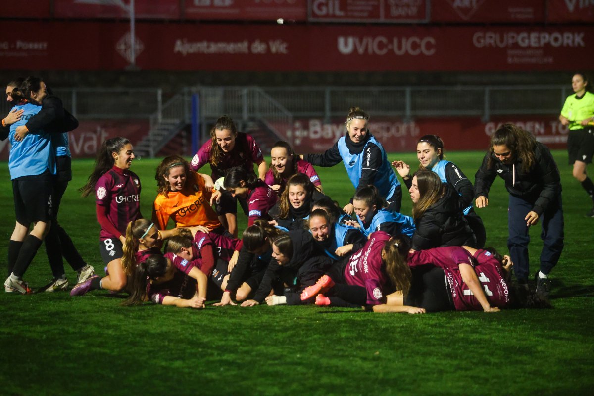 Les jugadores del Vic Riupirmer s'abracen i celebren la classificació després del penal transformat per Clota