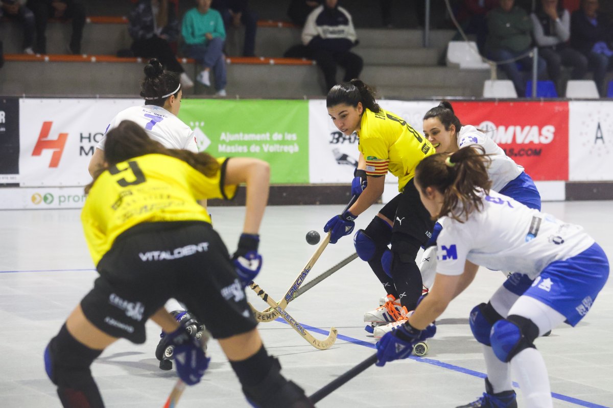 La capitana del Voltregà, Esther Vistós, protegeix la bola davant les jugadores del Coruña