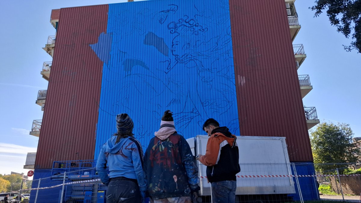 El mural que està pintant Sfhir a l'edifici de pisos