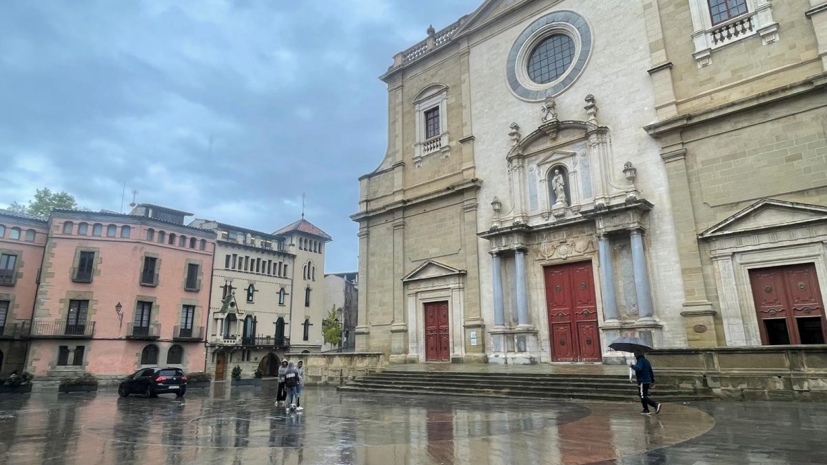 Pluja a la plaça de la Catedral de Vic, aquest dilluns al migdia