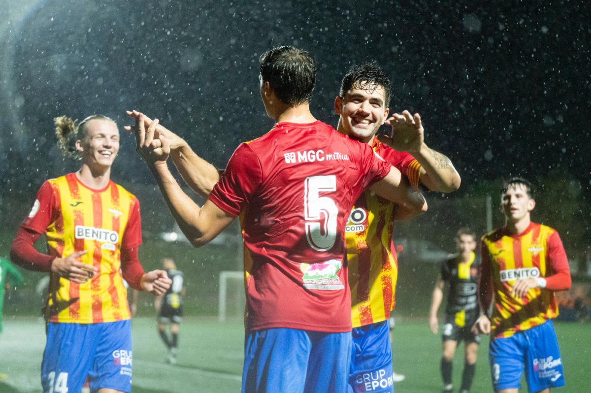 Els jugadors del Tona celebren el primer gol del partit