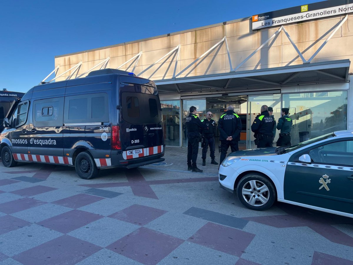 Desplegament policial a l'esstació de Bellavista